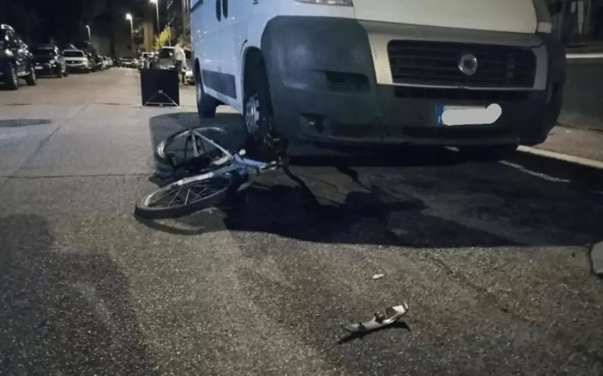 Bimbo di 5 anni in bici investito da uno scooter: finisce sotto un furgone - 