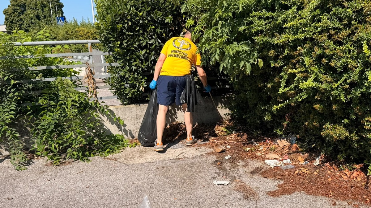 Padova, pulizia straordinaria in zona Stanga: volontari al lavoro tra via Venezia e via Donà - 