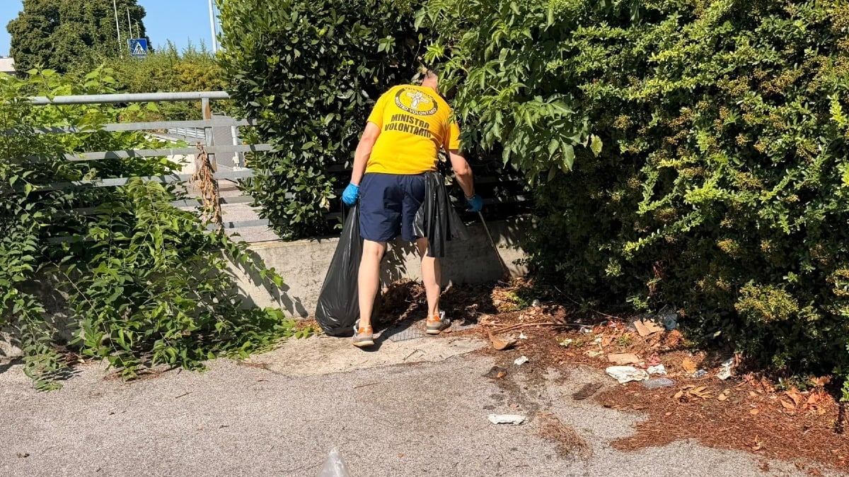 Stanga, raccolta rifiuti nelle vie del quartiere: iniziativa condivisa tra volontari a Padova - 