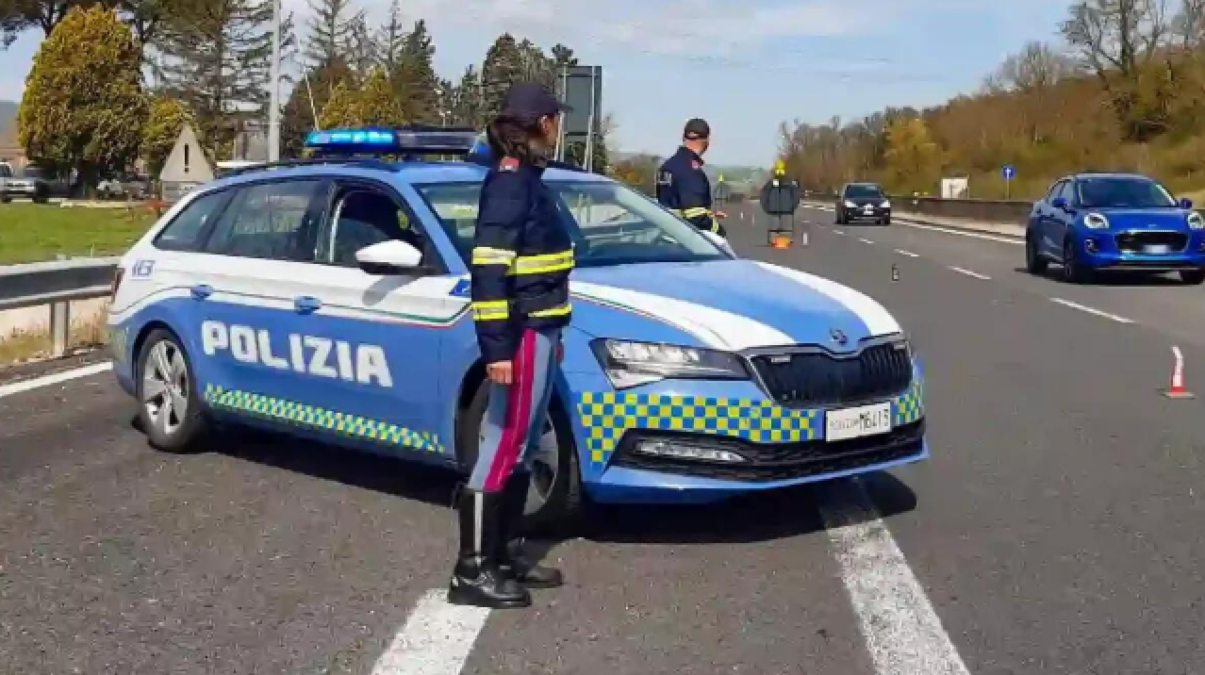 A4 tra San Donà e Noventa, caccia alla Passat dopo lo schianto della pattuglia: feriti due poliziotti