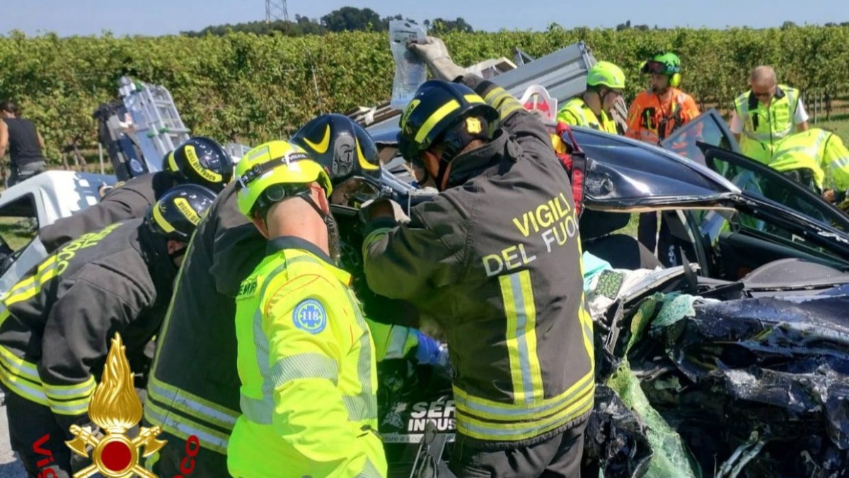 Scontro tra auto e furgone a Gaiarine: sette feriti estratti dalle lamiere - 