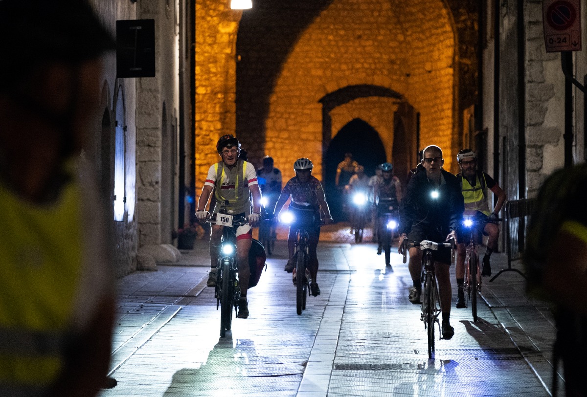 Bike Night Alpe Adria, 100 chilometri nel buio: il Friuli festeggia dieci anni sui pedali - 