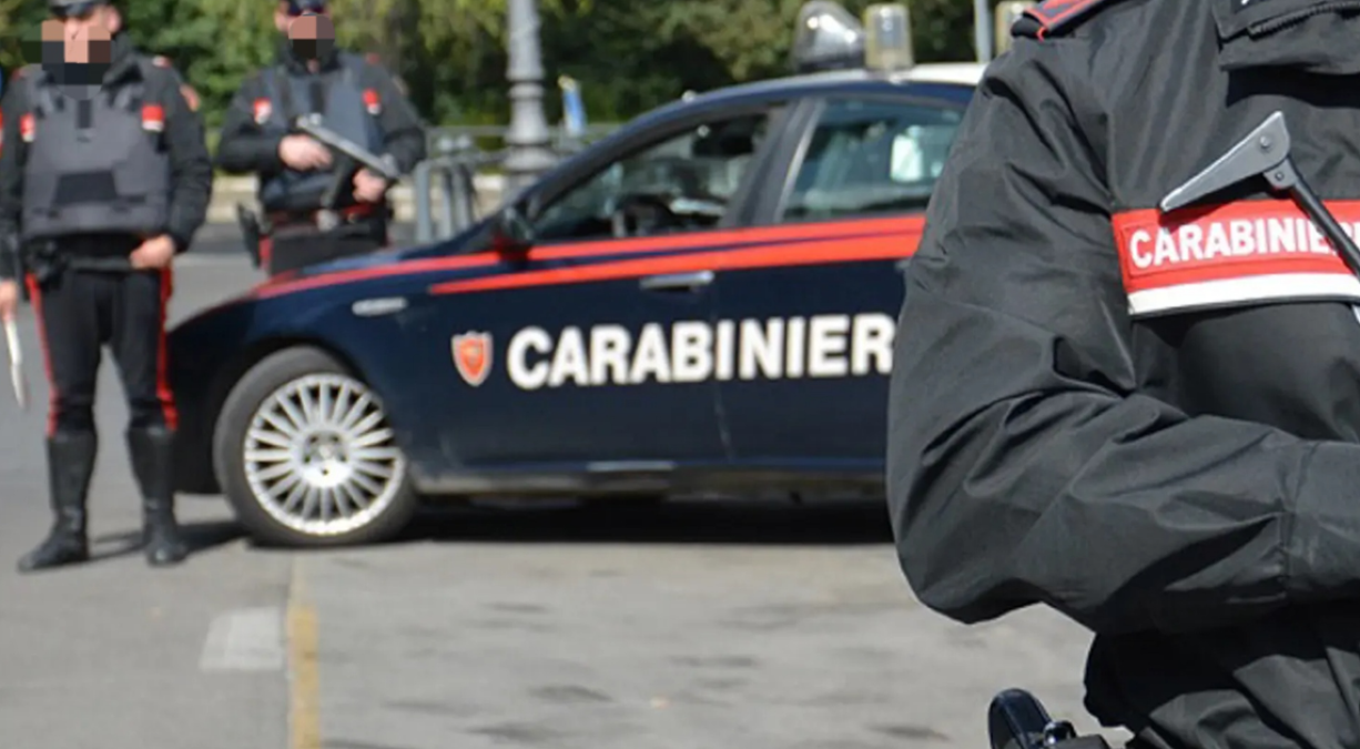 Si trova il ladro davanti in azienda: lo affronta con una pala, lo mette in fuga e lo fa arrestare - 