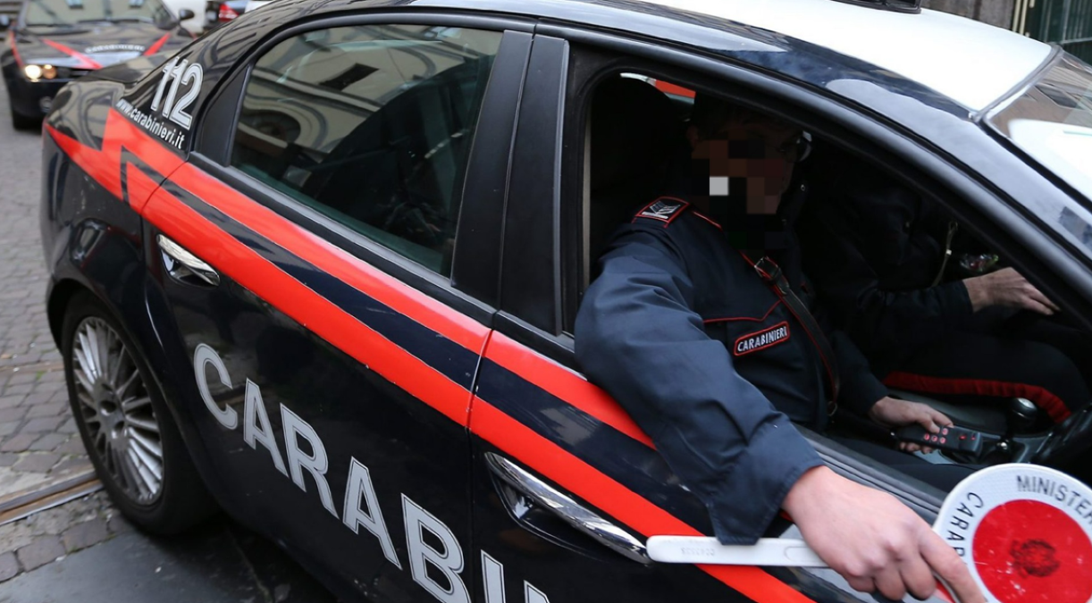 Chiedono a un giovane di liberare il cancello di casa, lui li prende a pugni: donna sviene a terra | VIDEO - 