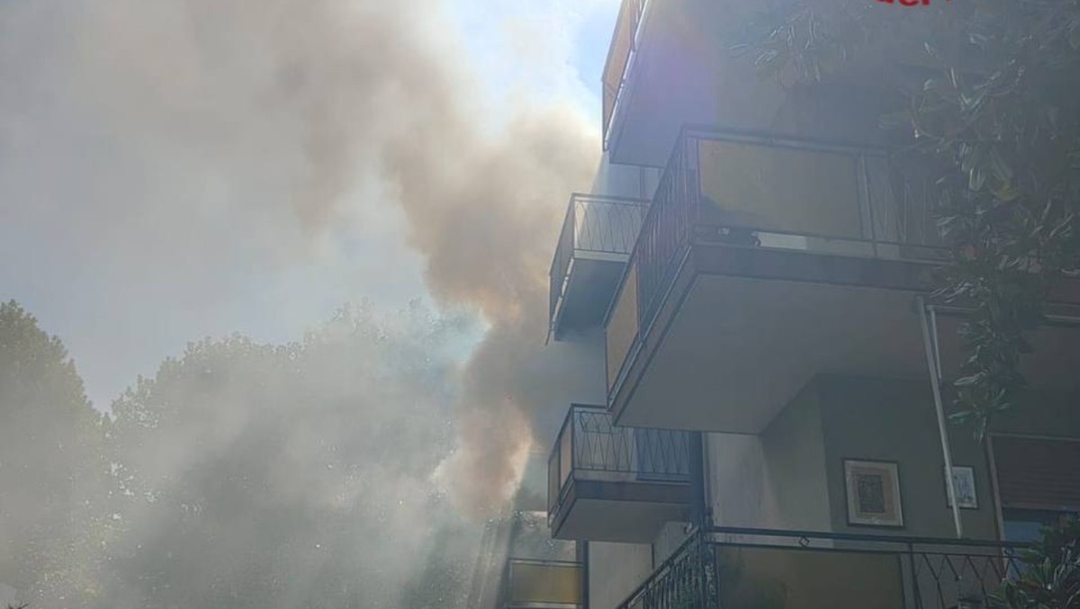 Pentola dimenticata sul fuoco, appartamento devastato: evacuata un’intera palazzina - 