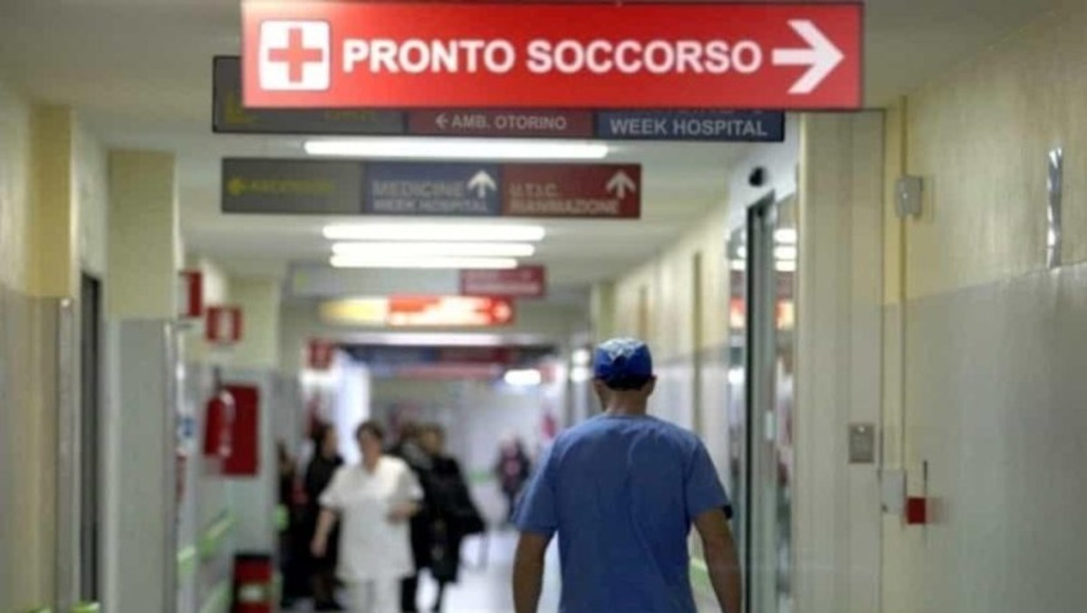 Lo soccorrono in Borgo Stazione a Udine, poi al pronto soccorso scoppia il caos - 
