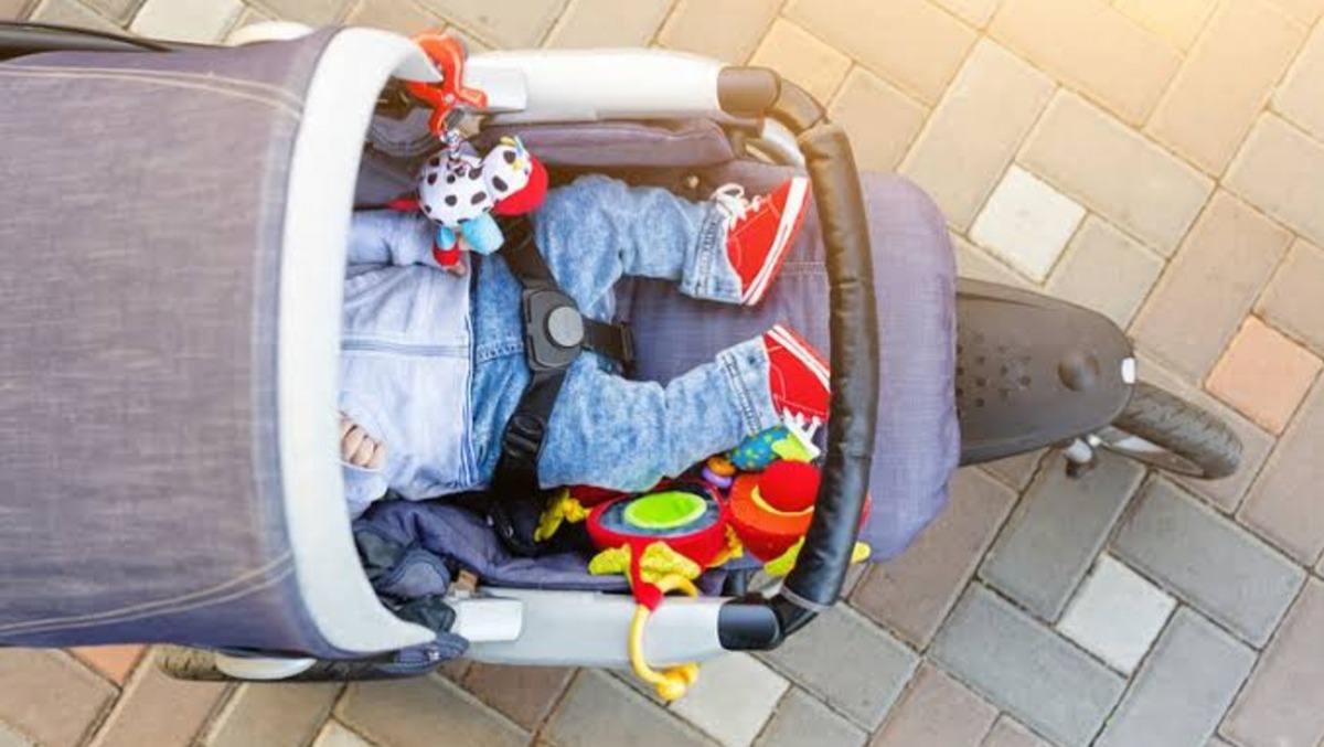 Investe un bimbo sul passeggino e fugge: beccato il pirata della strada - 