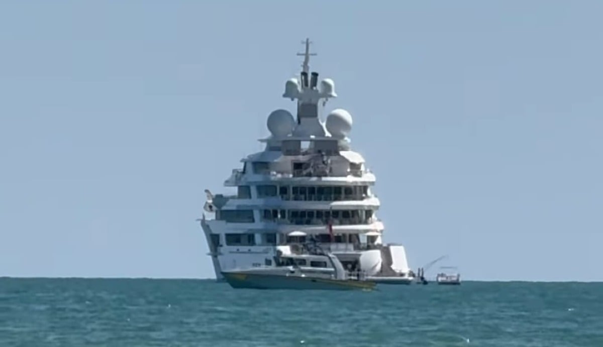 Arriva a Bibione con lo yacht da 117 metri: «la figlia vuole andare al Luna Park» - 