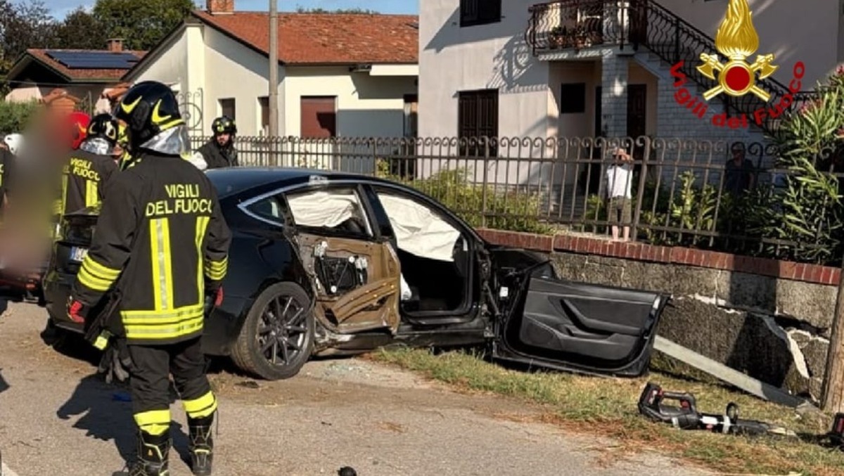 Frontale tra 2 auto a Gradisca: i pompieri tagliano le portiere per liberare i feriti - 