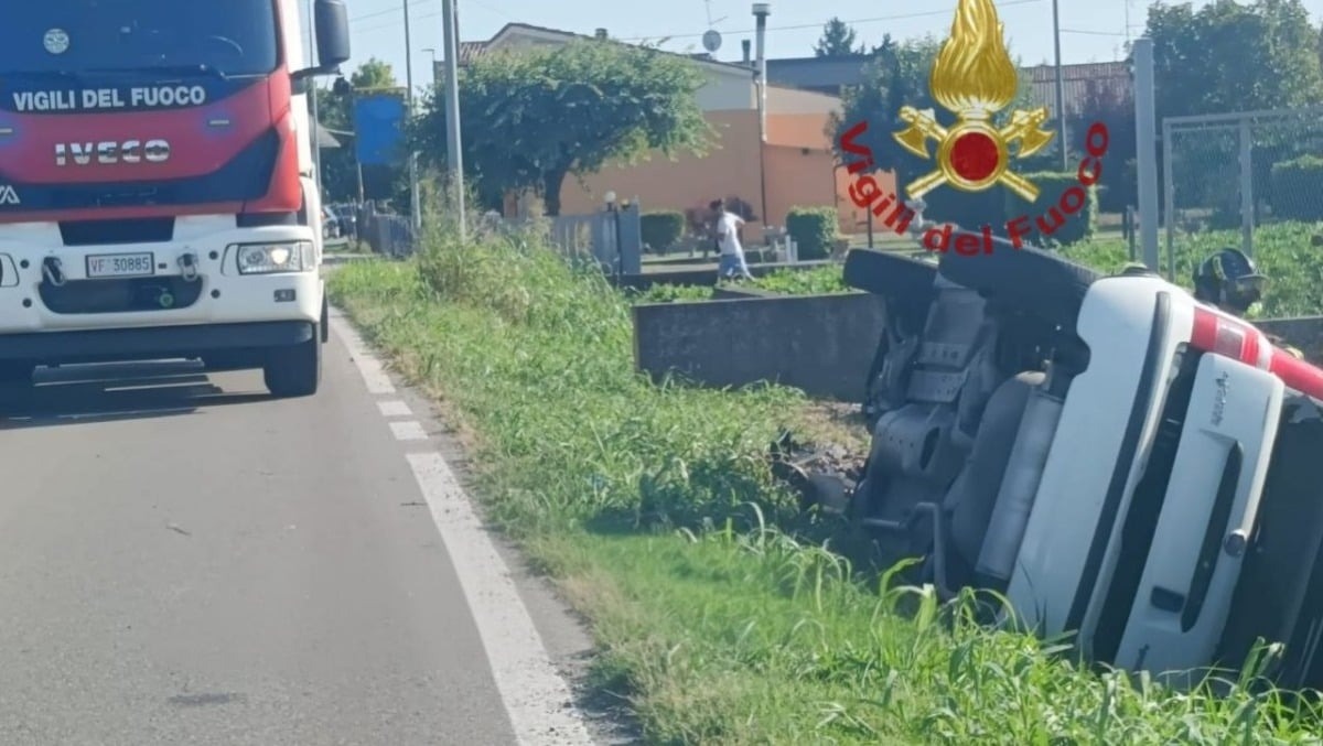 Mardimago, auto finisce contro un manufatto a bordo strada: muore un 62enne del Rodigino - 