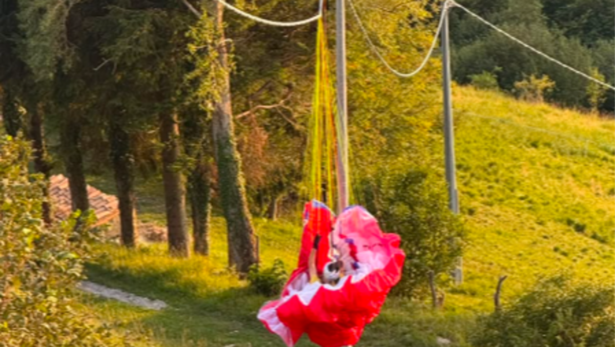 Paura in volo sopra Borso del Grappa: parapendista finisce sui cavi elettrici - 