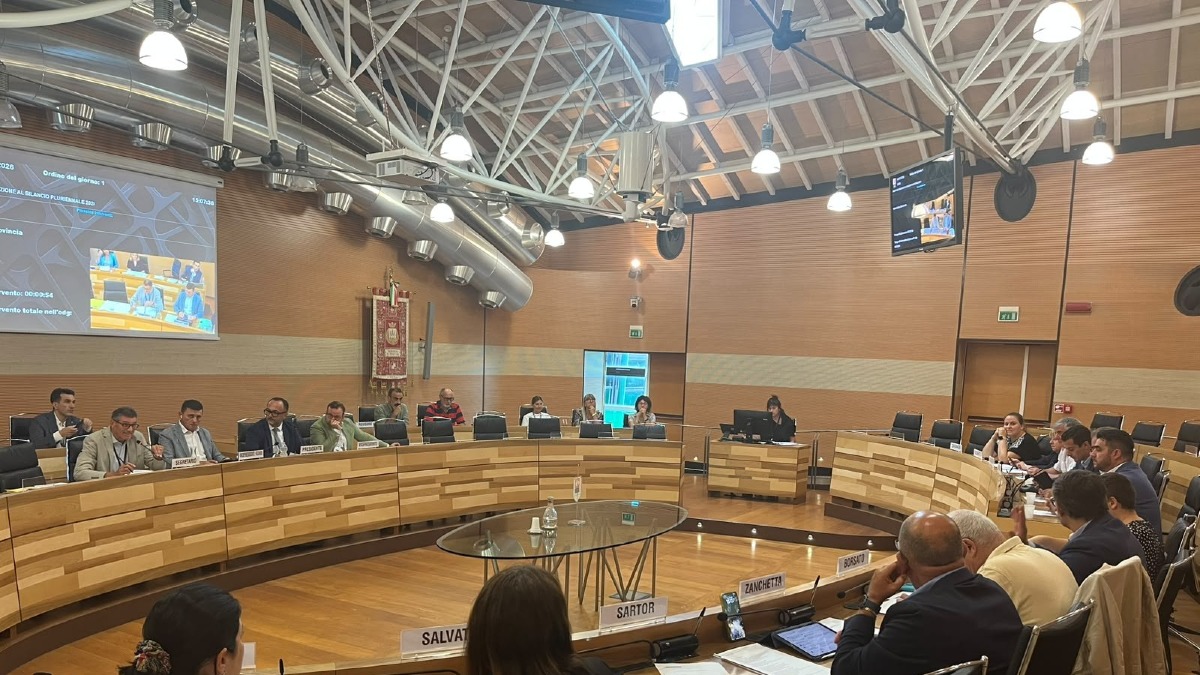 Treviso, via libera al piano 2027-2029 della Provincia: scuole, strade e Protezione Civile - 