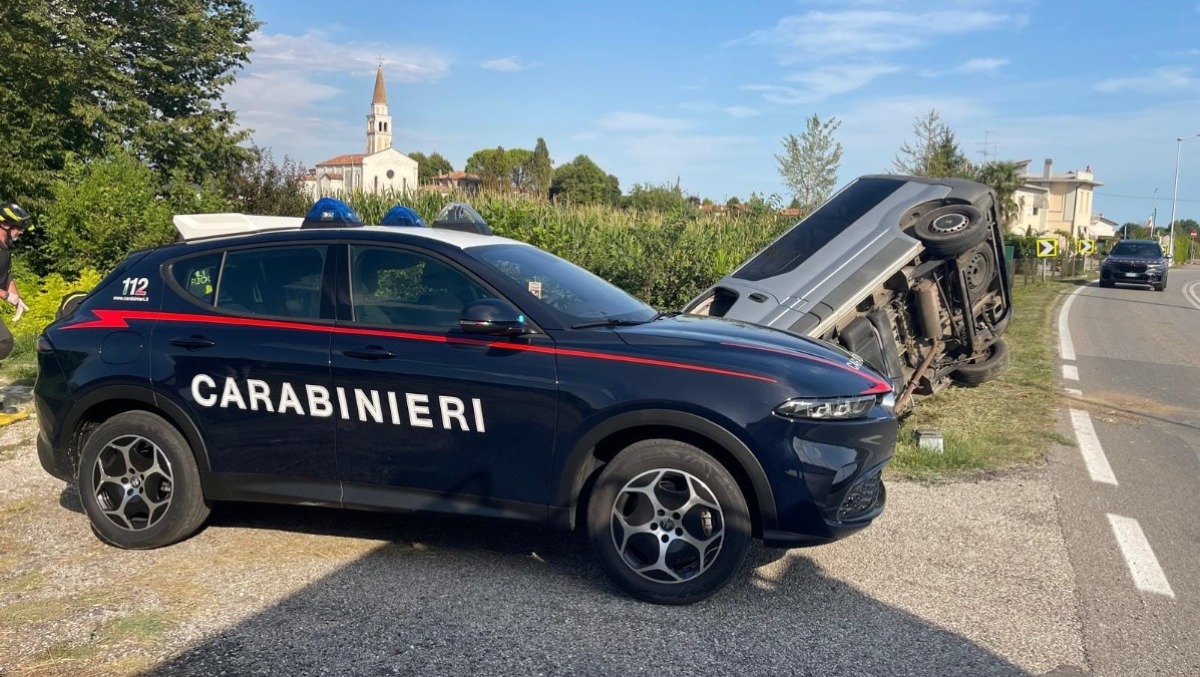 Furgone fuori strada e schianto nel fossato: morto un uomo di 54 anni | FOTO - 