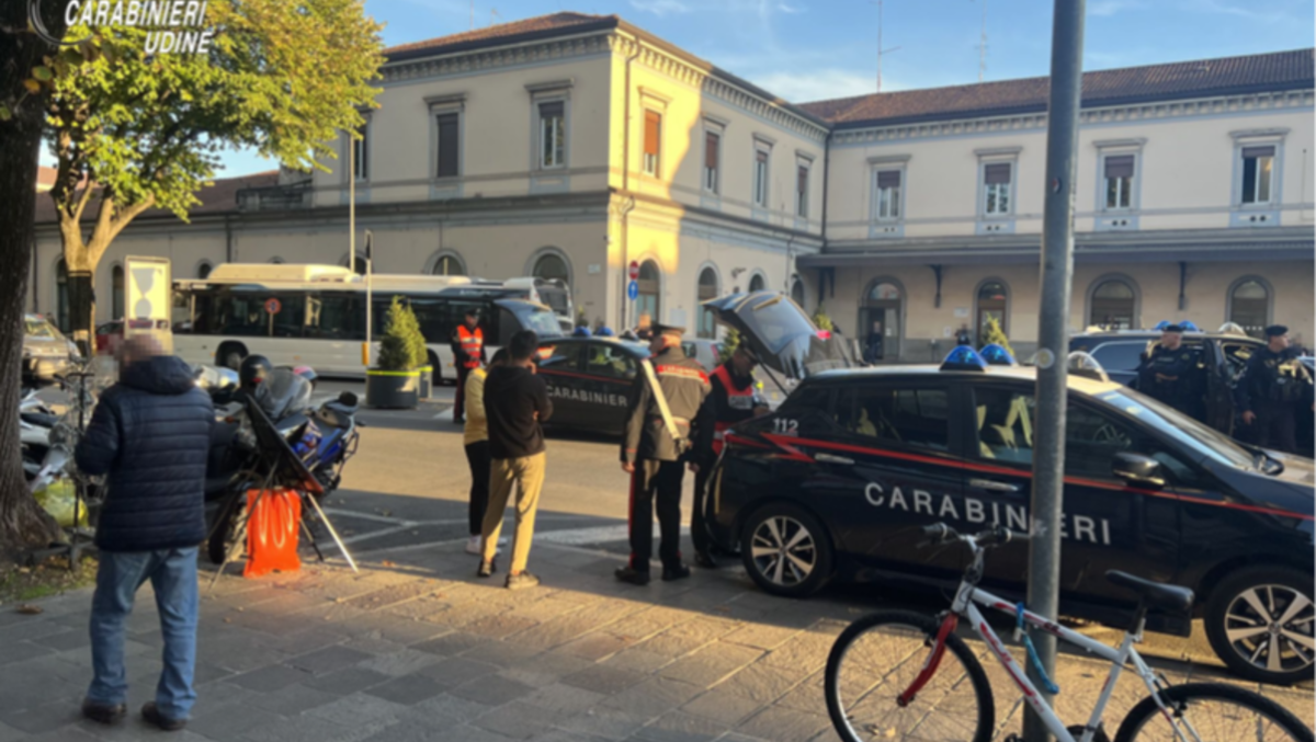 Caos a Udine: lite in strada e due persone in ospedale, interviene l'esercito - 