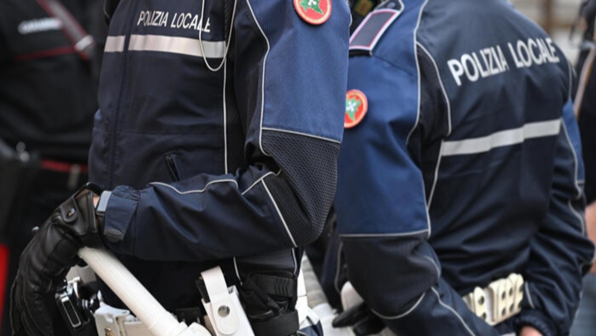 Controllo stradale degenera in Friuli: automobilista aggredisce e morde gli agenti - 
