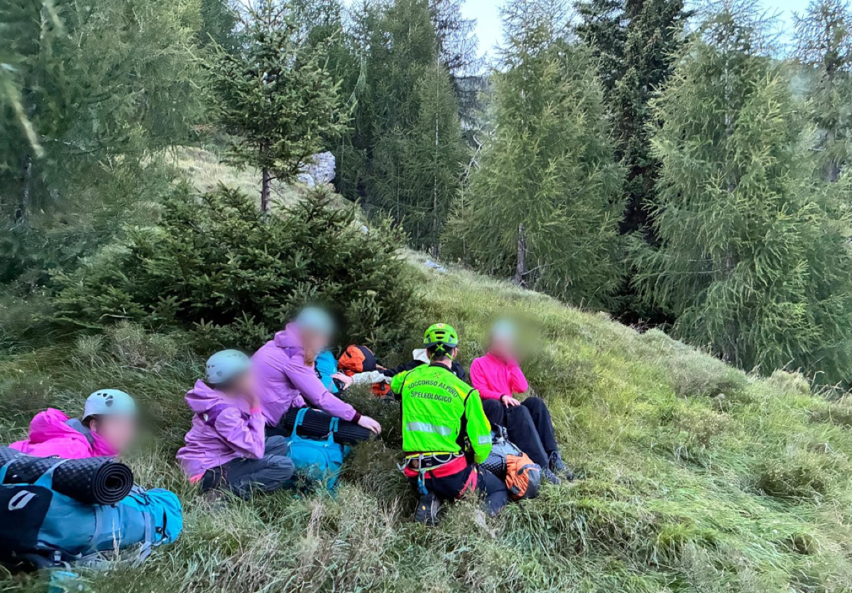 Bellunese, serata di recuperi in quota: otto giovani fermate dalla stanchezza, salvati anche due alpinisti sul Civetta - 
