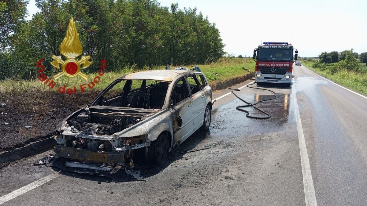 Auto distrutta dalle fiamme sulla SP45 ad Adria: strada completamente chiusa - 