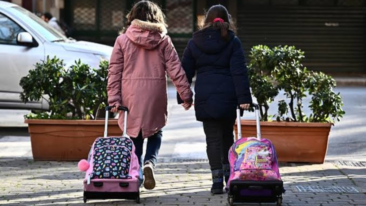 Si avvicina con un furgone alla bimba che torna da scuola, le offre dei dolci e tenta di afferrarla - Immagine di repertorio