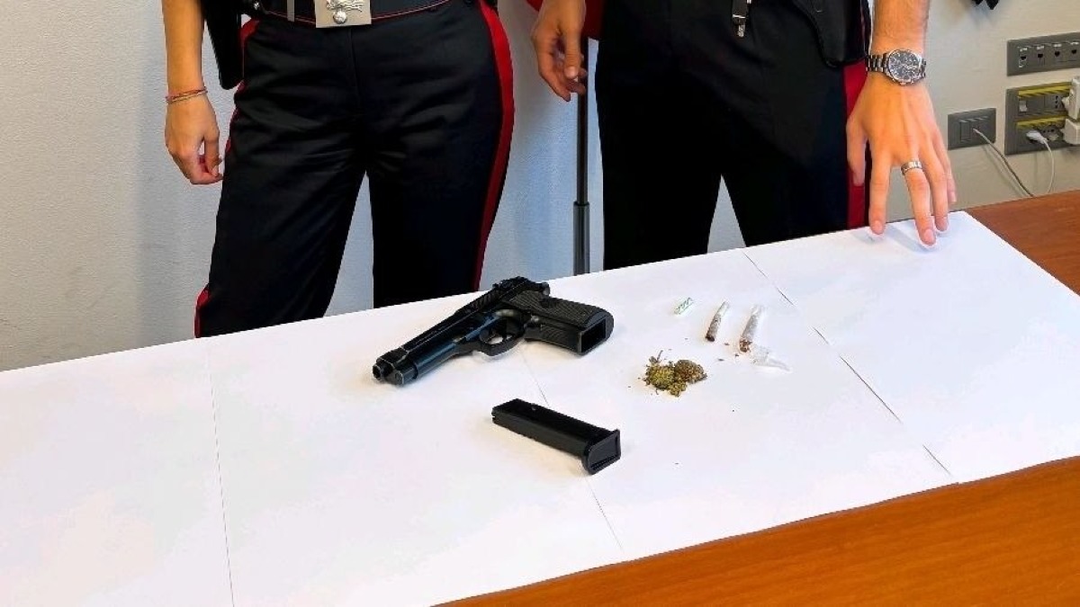 Gira con una pistola per Lignano: denunciato e allontanato - 
