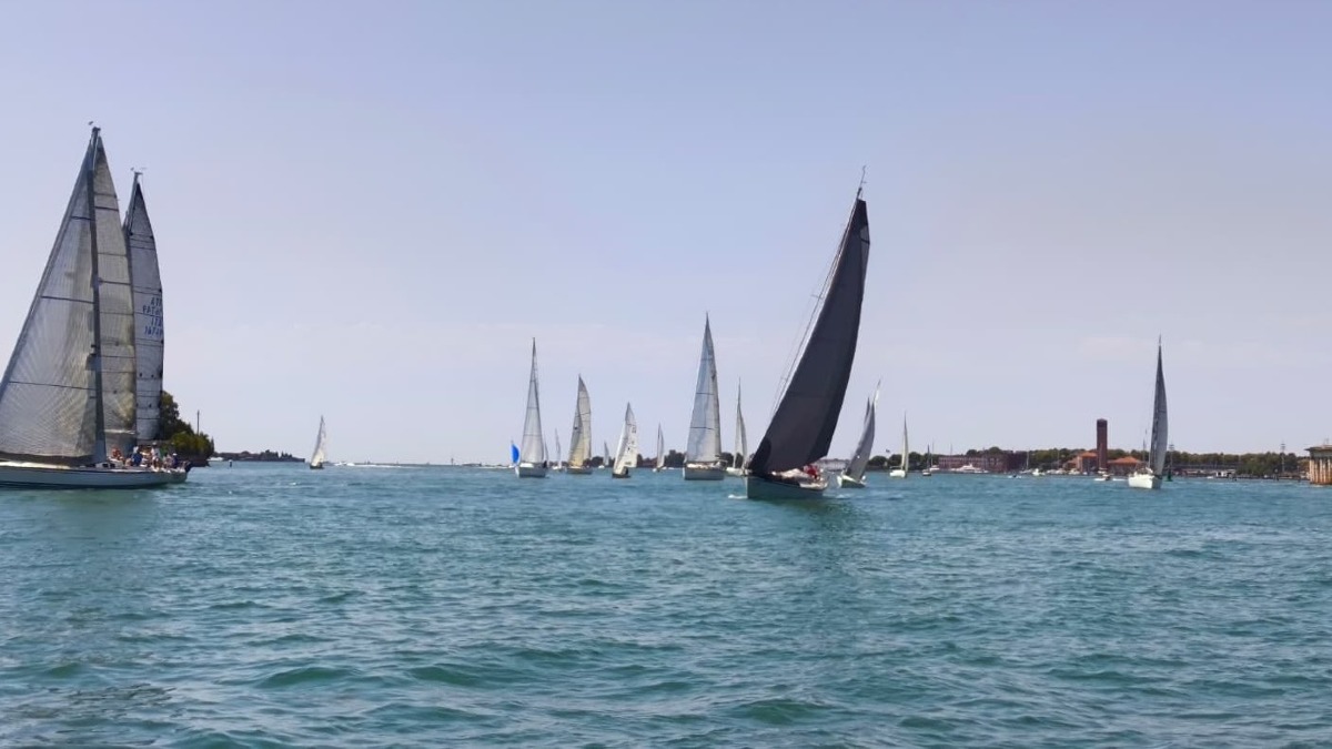 Round the Lido Race 2026, a Venezia vince Time Out davanti a 32 equipaggi - 