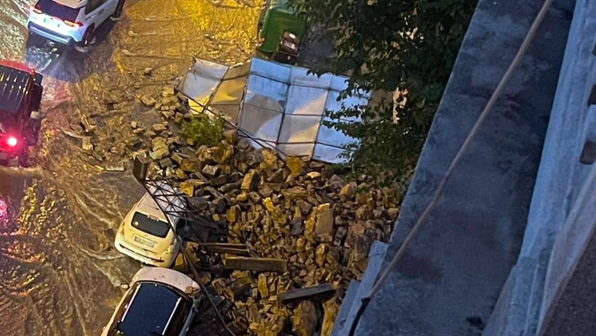 Nubifragio a Trieste, crolla un muro e travolge le auto: decine di interventi | FOTO