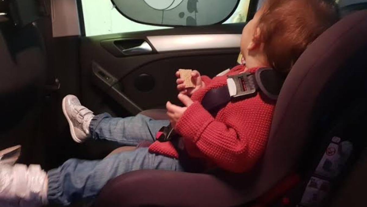 Chiavi dimenticate all’interno, il figlio di due anni rimane bloccato in auto: minuti di terrore - 