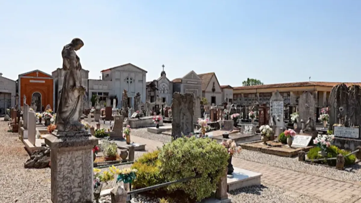 Rubano rame al cimitero: i dipendenti comunali li affrontano e fanno fallire il loro piano - 