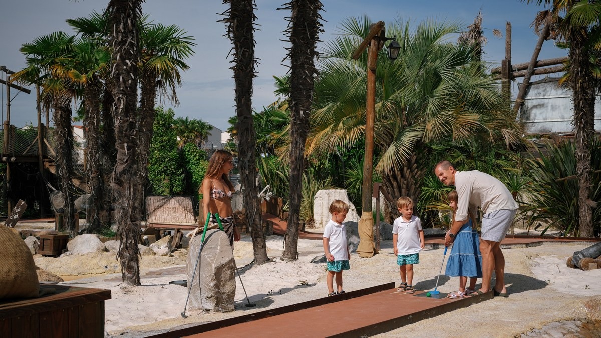 Caribe Bay, a Jesolo il minigolf da 24 buche incluso nel biglietto del parco - 
