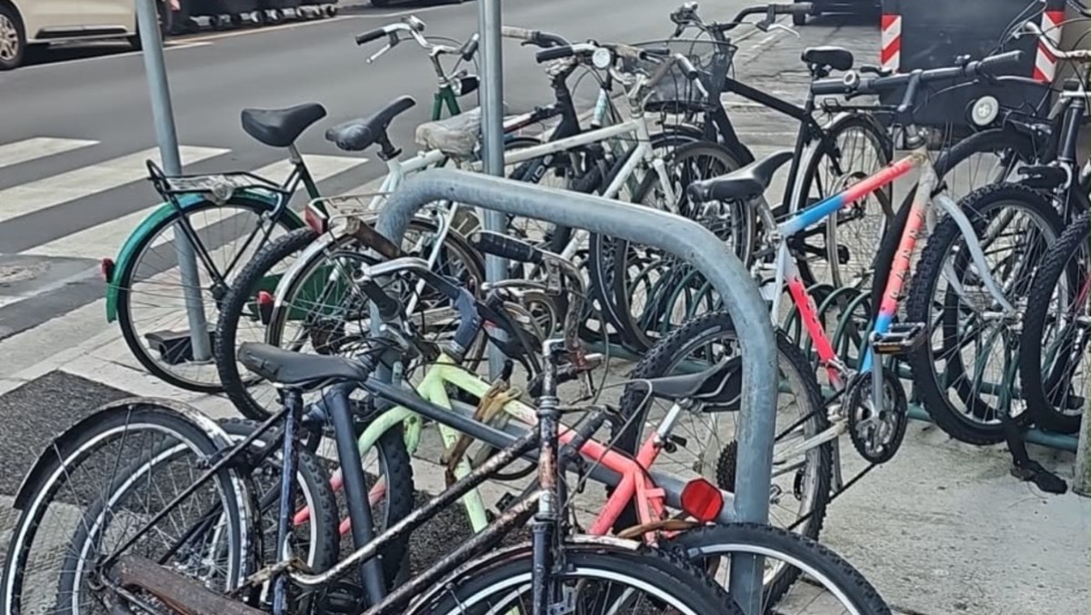 Bici lasciate ovunque e marciapiedi bloccati: la Polizia locale ne sequestra 22 - 