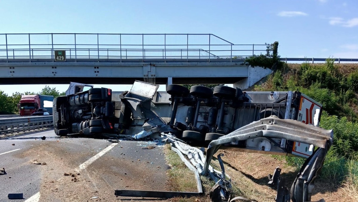 Tir sfonda la barriera e si ribalta sul fianco tra Villesse e Palmanova: chiusa l’A4 - 