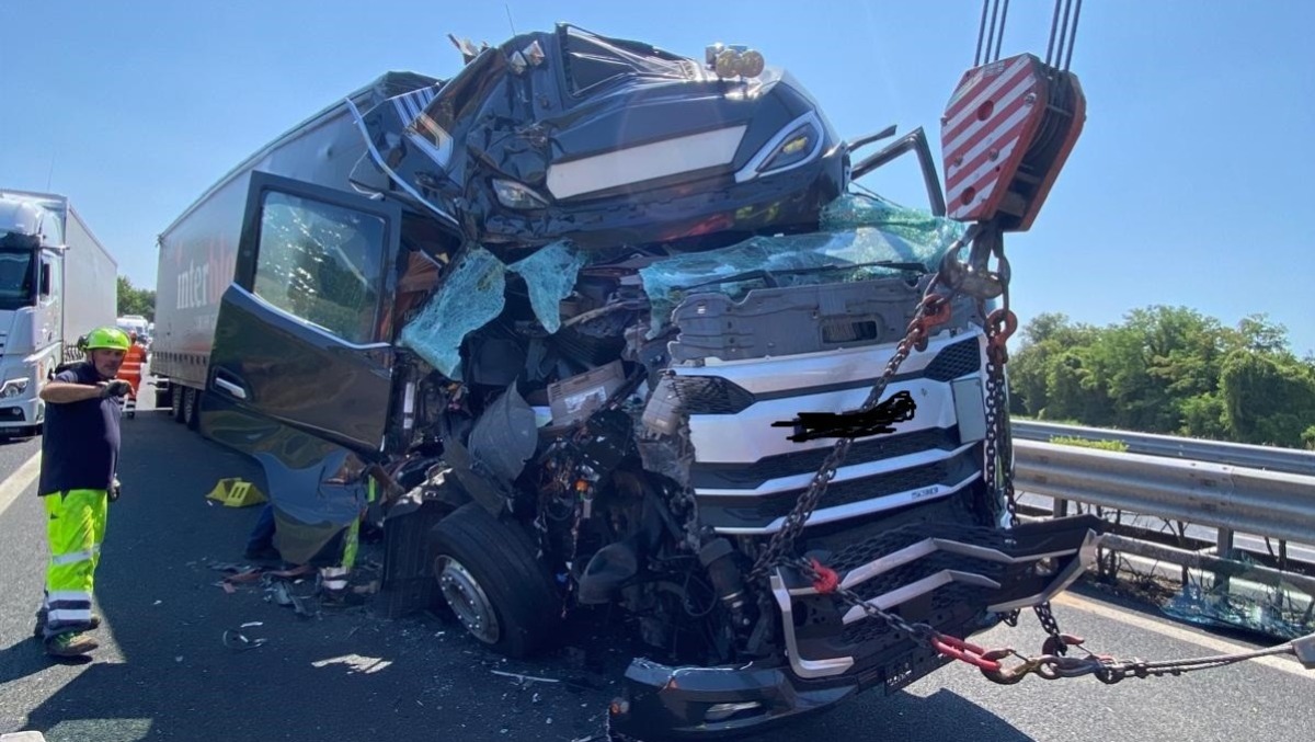 Incidente tra mezzi pesanti e traffico sostenuto sull’A4: la situazione aggiornata - 