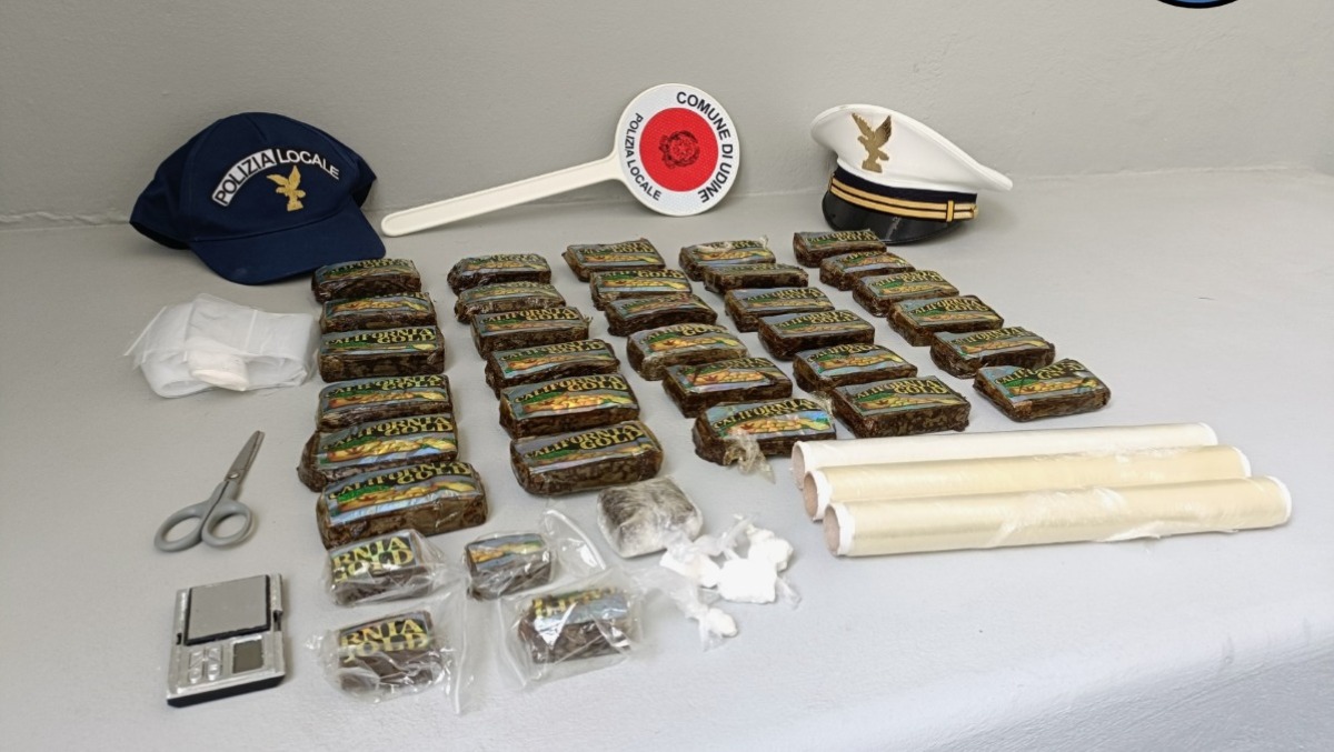 Ancora droga a Udine, era nascosta nel bosco: i cani trovano oltre 3 chili di hashish - 