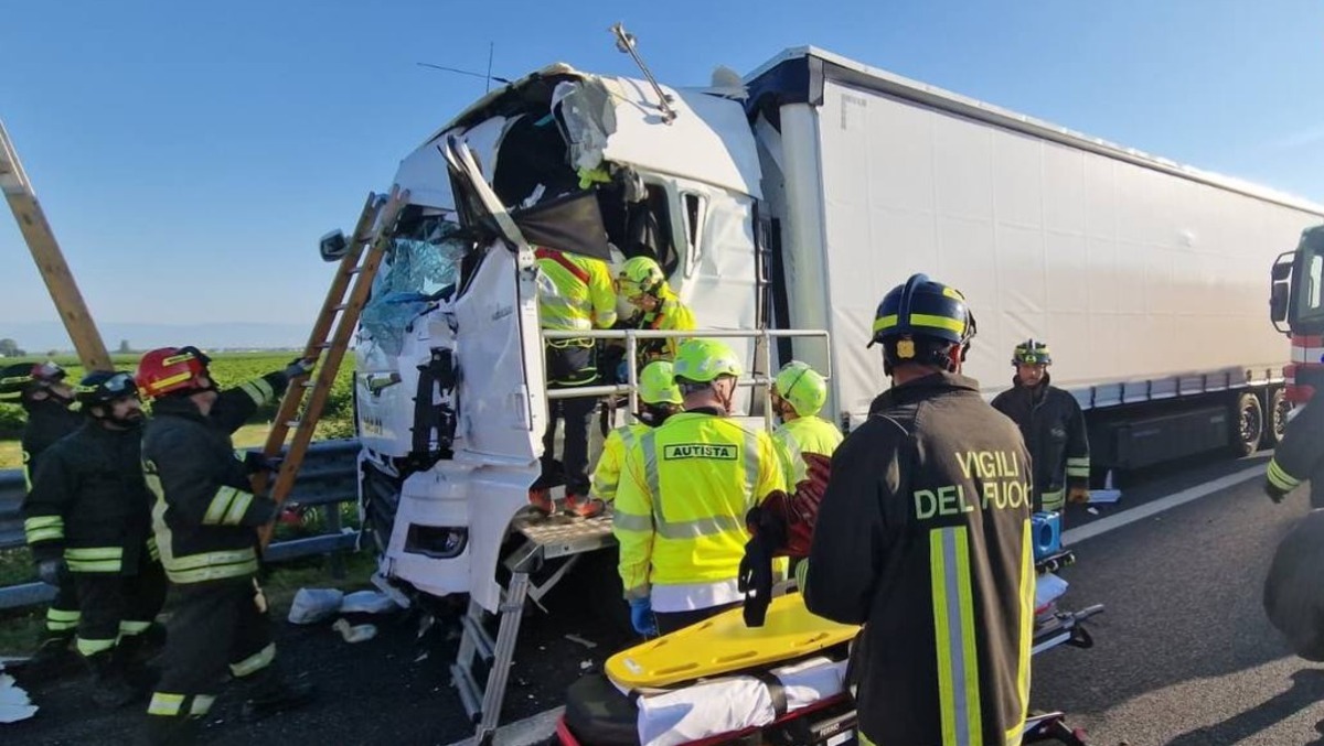 Ancora un tamponamento tra camion sull’A4: grave un autista, lunghe code e rallentamenti - 