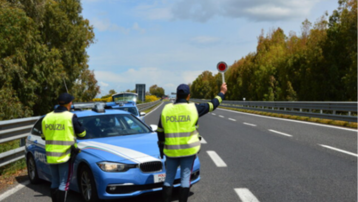 Bimba di sette mesi ferita, ma il traffico blocca la corsa in ospedale: il gesto della Polizia | VIDEO - 