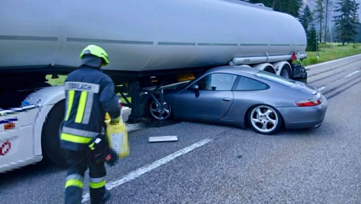 Porsche finisce sotto un’autocisterna piena di carburante e viene trascinata per 30 metri - 