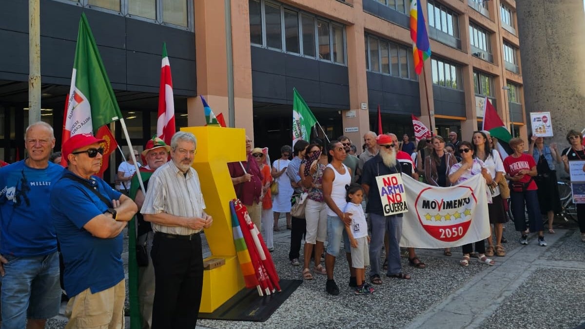Presidio davanti a Confindustria Pordenone, Honsell: no alla conversione bellica delle imprese - 