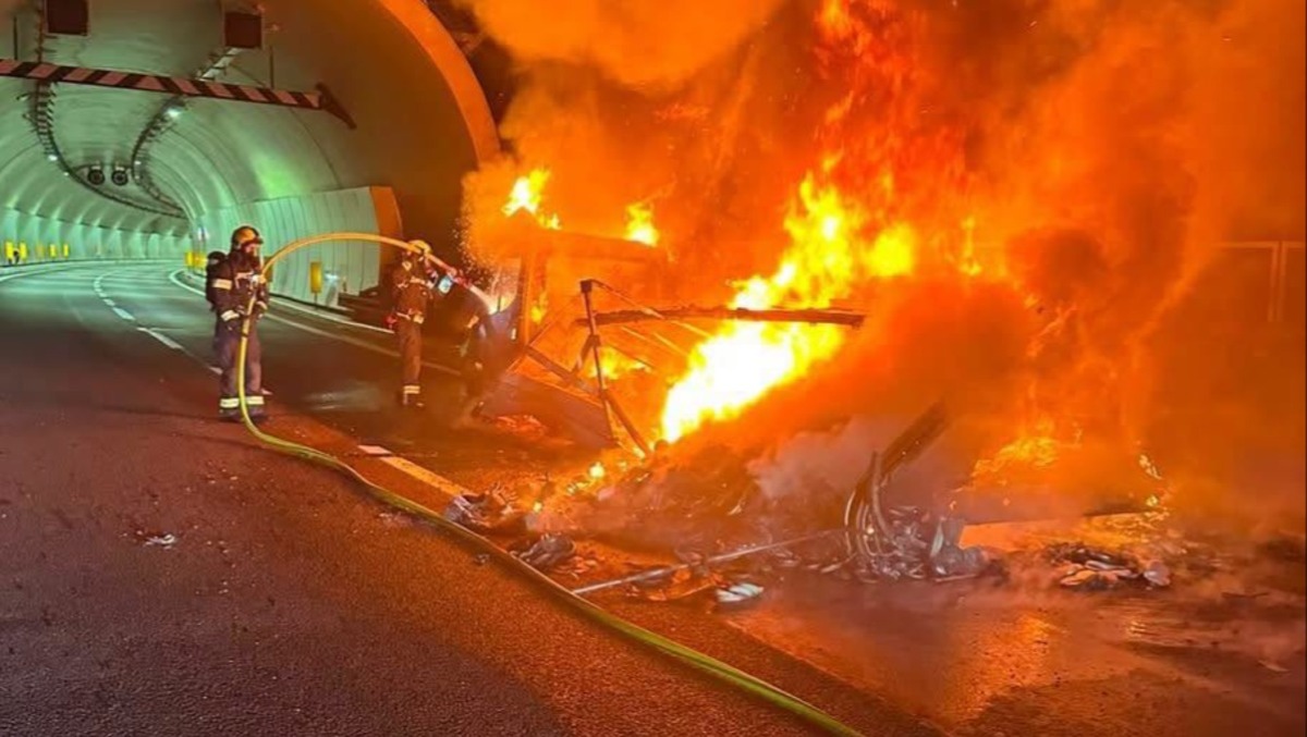 Devastante incendio in autostrada: furgone distrutto dalle fiamme | FOTO - 
