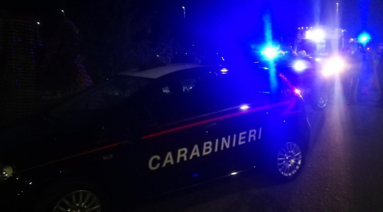 Auto con cinque ragazzi a bordo si schianta contro il camion dei rifiuti - 