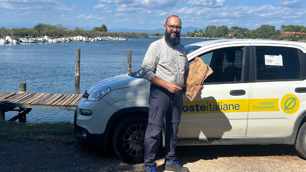 Grado, il lavoro del portalettere segue il turismo: pacchi in crescita del 26,5% nel Goriziano - 