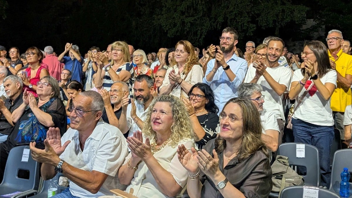 Badia Polesine, Caccamo chiude Tra Ville e Giardini con un tributo a Battiato e il pubblico che canta in piedi - 