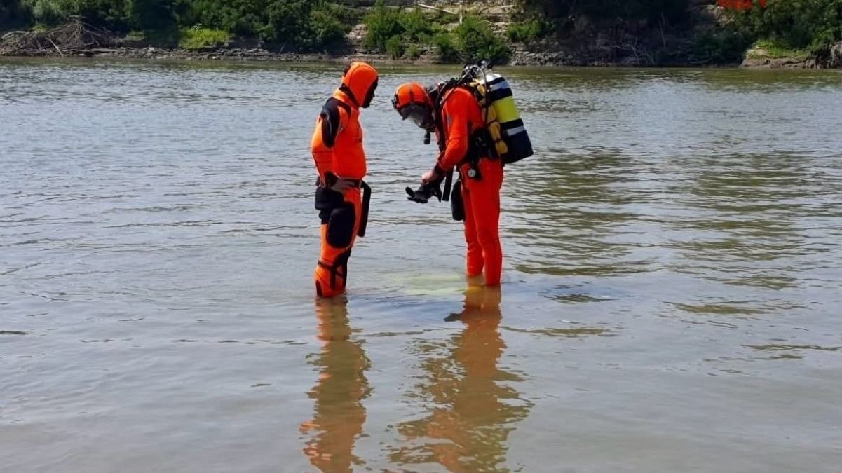 Disperso nel fiume da ieri, trovato morto: sommozzatori recuperano il corpo - 