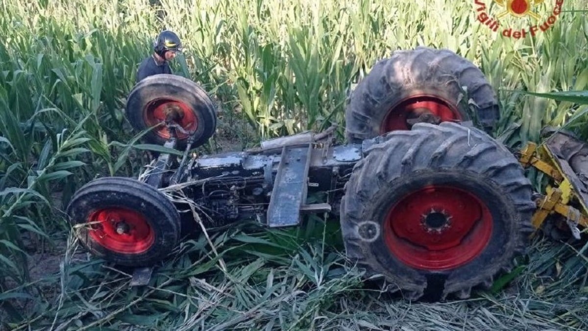 Muore mentre lavora in un terreno a San Michele: 76enne trovato sotto il trattore - 