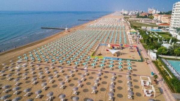Jesolo ed Eraclea entrano nella guida 2026 dei migliori beach club d’Italia