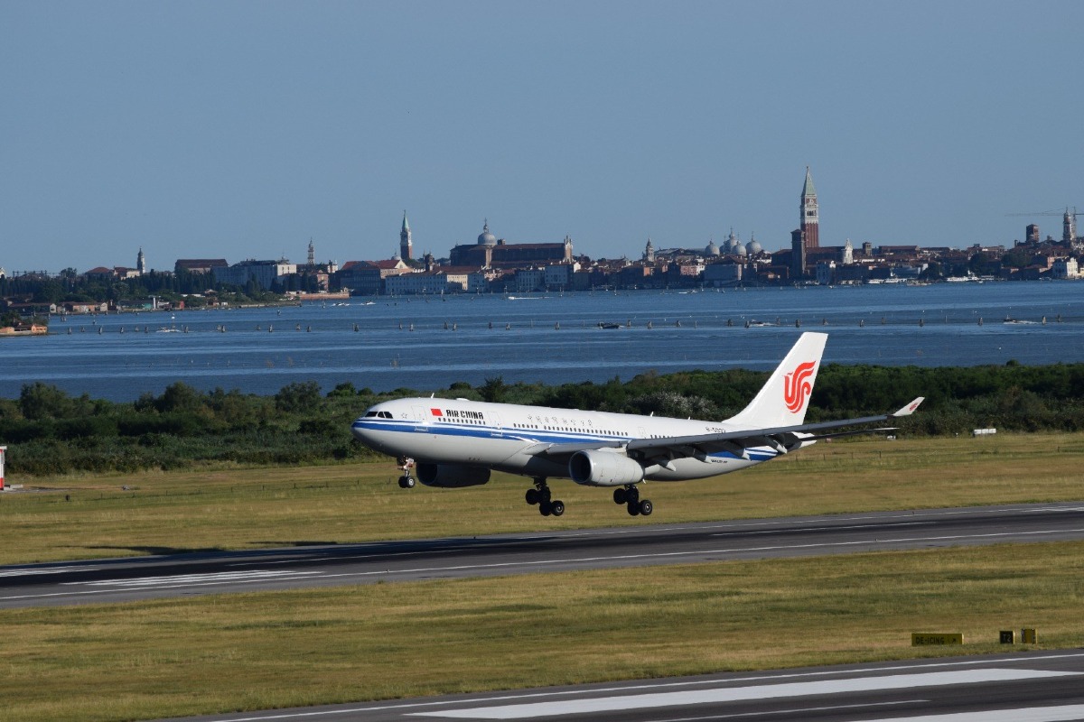 Venezia-Pechino, atterrato il primo volo diretto Air China al Marco Polo