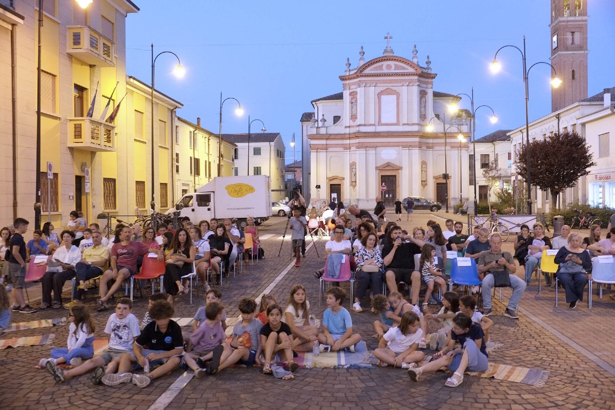 Occhiobello, piazza Matteotti piena per Furiosamente Orlando di Panta Rei