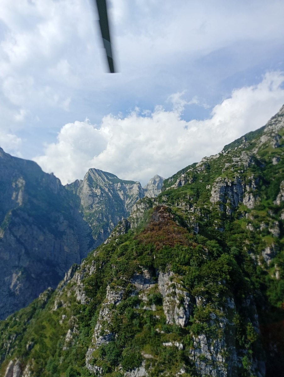 Incendio sul monte Raut sotto controllo: bruciati 2mila mq nei boschi di Andreis