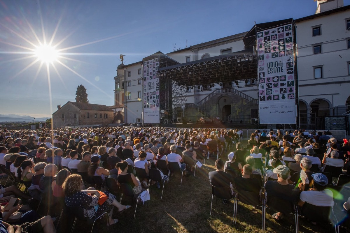 Udine, in 1.500 all’alba sul Castello per il Concerto del Risveglio con Dimartino