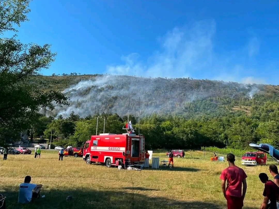 Fiamme spinte dal vento, cento soccorritori e due canadair contro il rogo