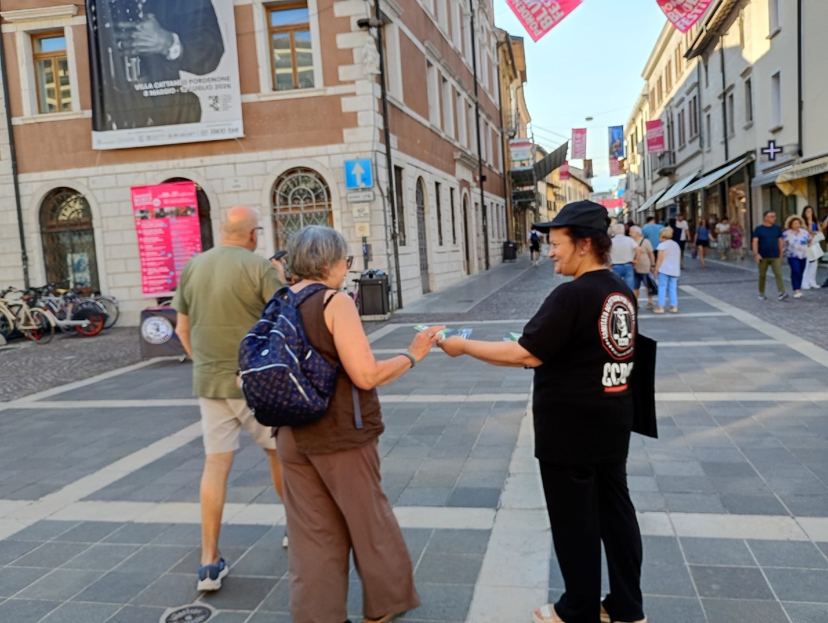 Pordenone, stand in piazza Cavour contro l’elettroshock: distribuiti oltre 800 volantini