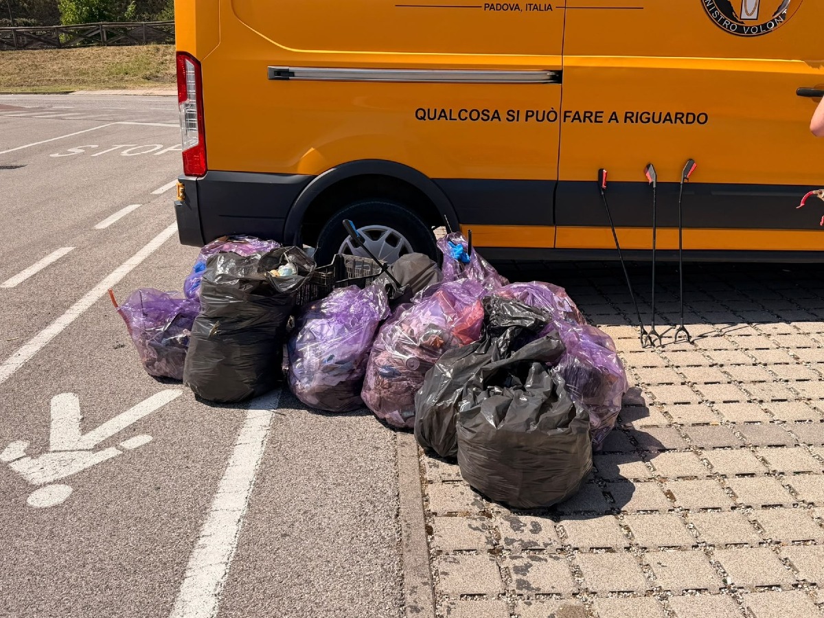 Padova, raccolti 50 chili di rifiuti tra via D’Avanzo e via Rubaltelli